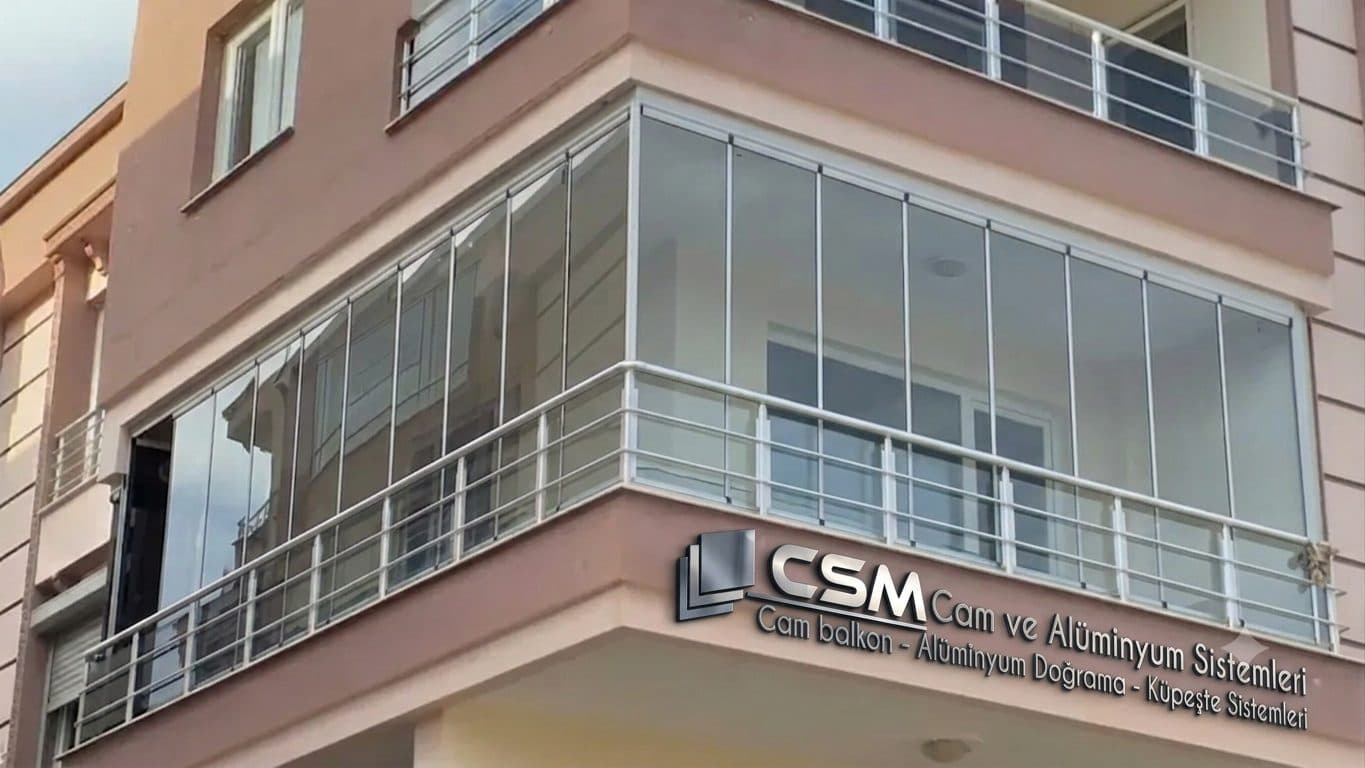 Bina köşesinde uygulanmış katlanır cam balkon sistemi, CSM