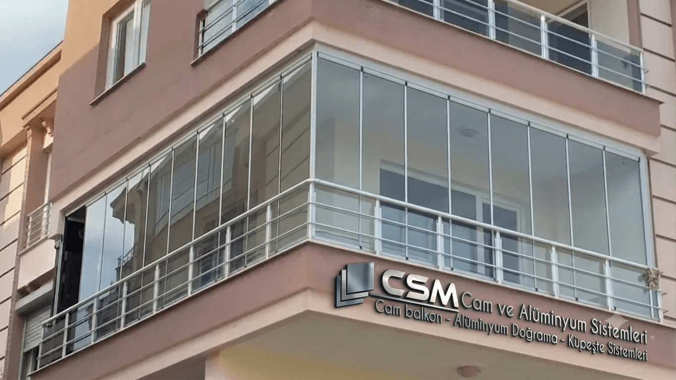 Bina köşesinde uygulanmış katlanır cam balkon sistemi, CSM