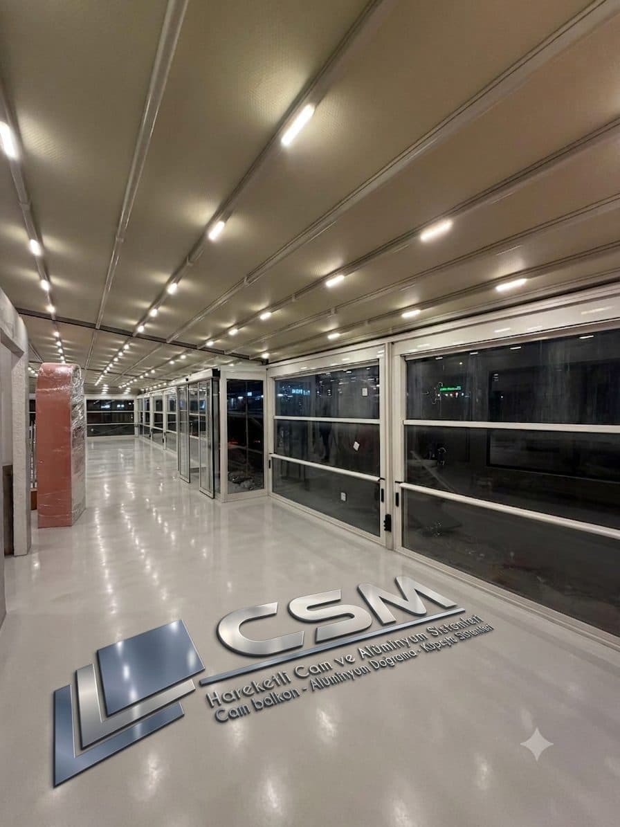 Aydınlatmalı ticari mekânda alüminyum profilli cam cephe ve kapatma sistemi uygulaması, CSM