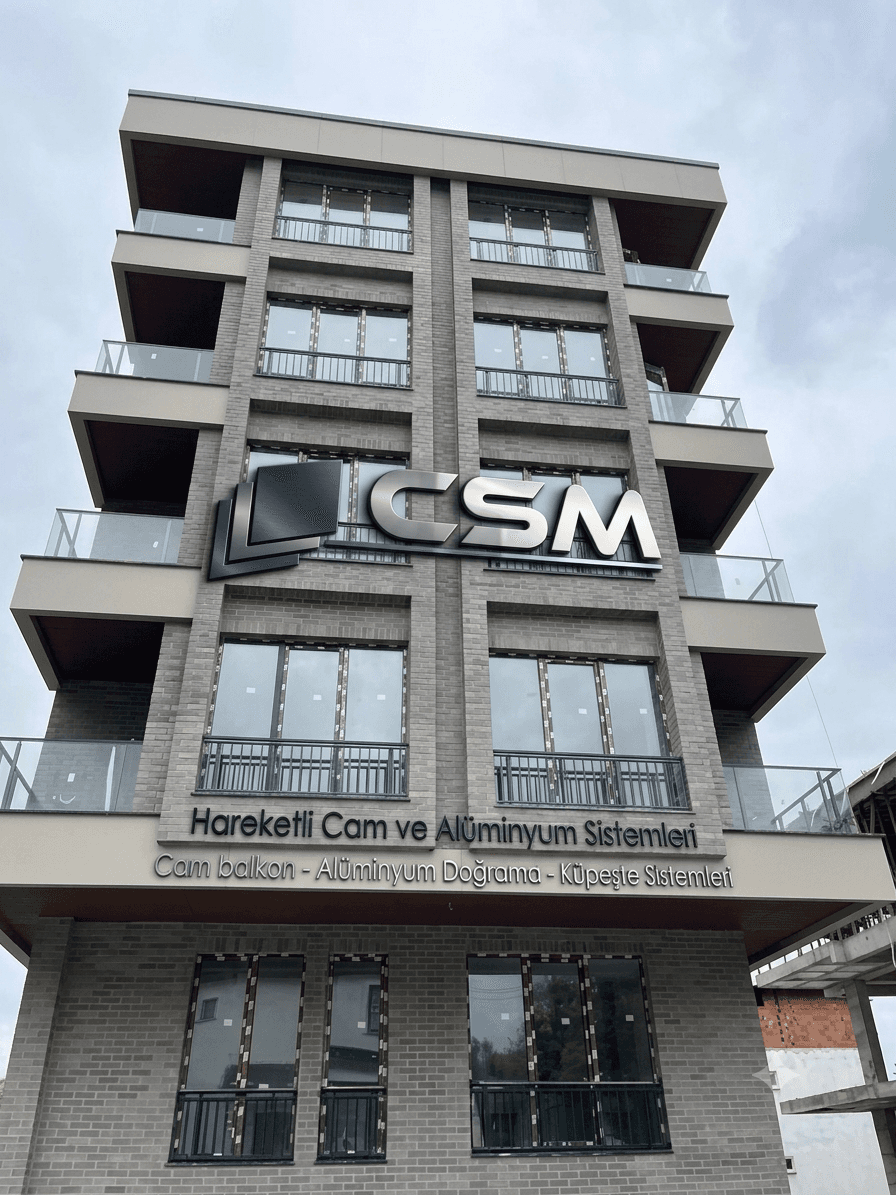 Çok katlı bina cephesinde kat kat cam balkon korkuluğu ve alüminyum küpeşte uygulaması, CSM