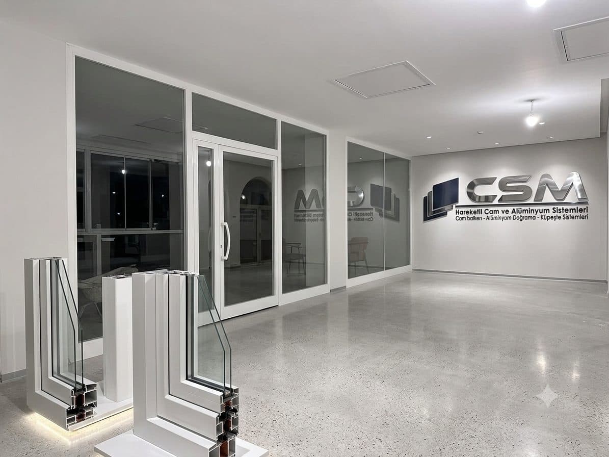CSM showroom'unda sergilenen alüminyum doğrama profil kesitleri ve cam bölme sistemleri