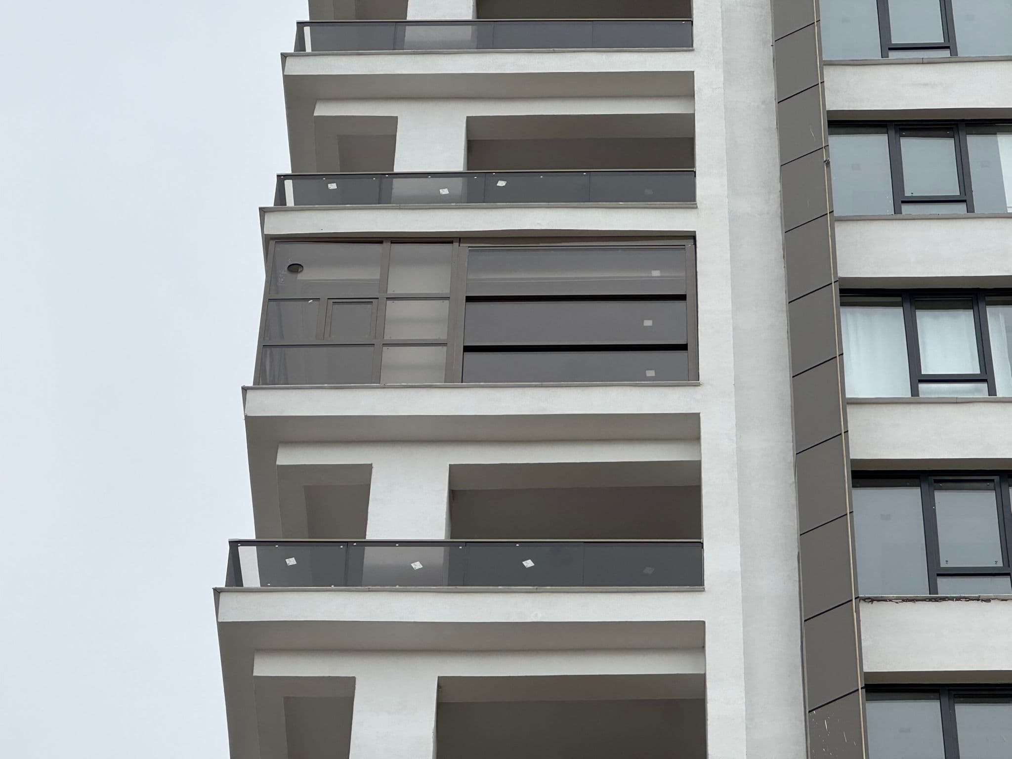 Rezidans cam balkon korkuluğu uygulaması, çok katlı bina