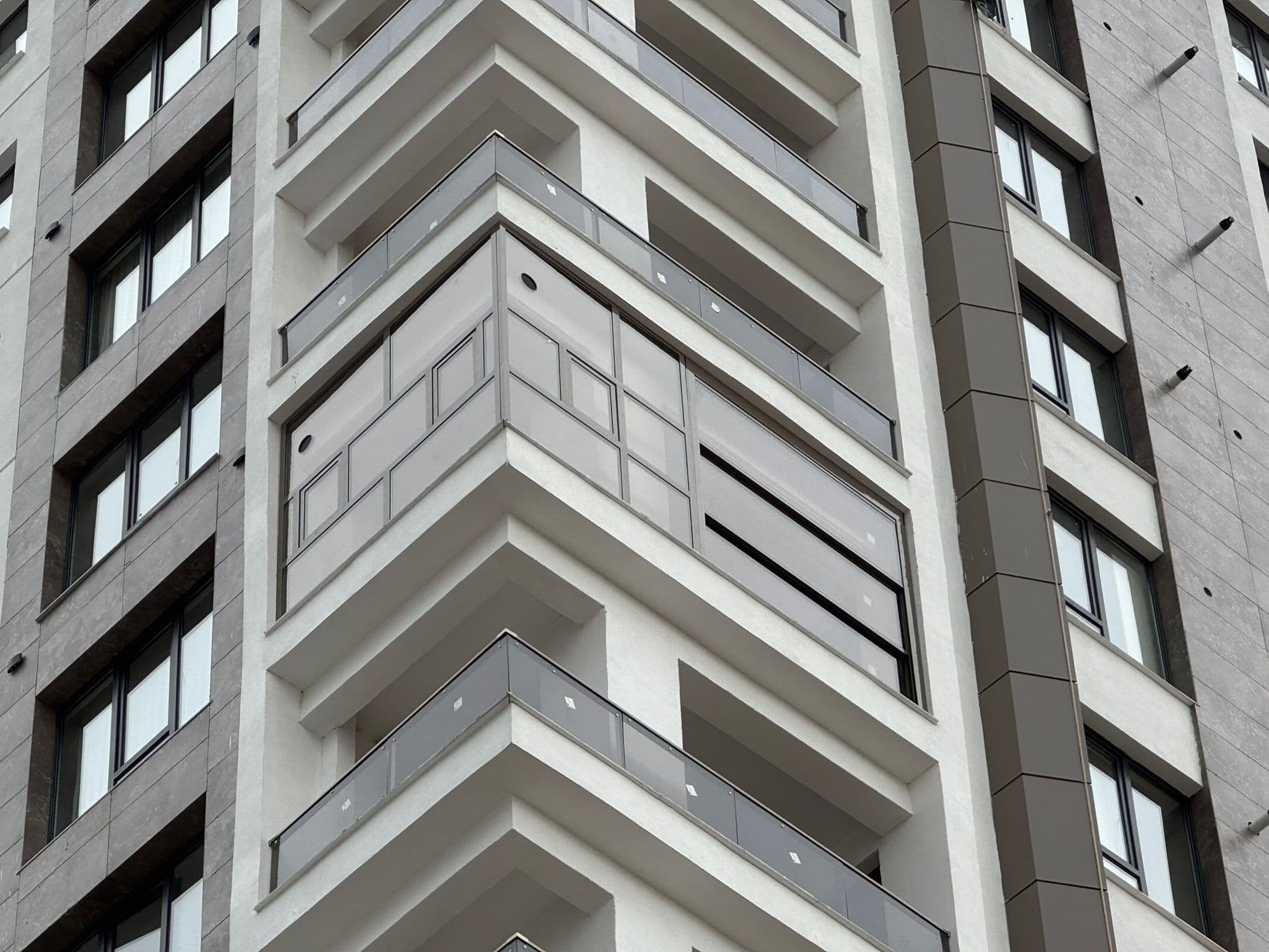 Rezidans cephesinde cam balkon ve cam korkuluk uygulaması, köşe daire