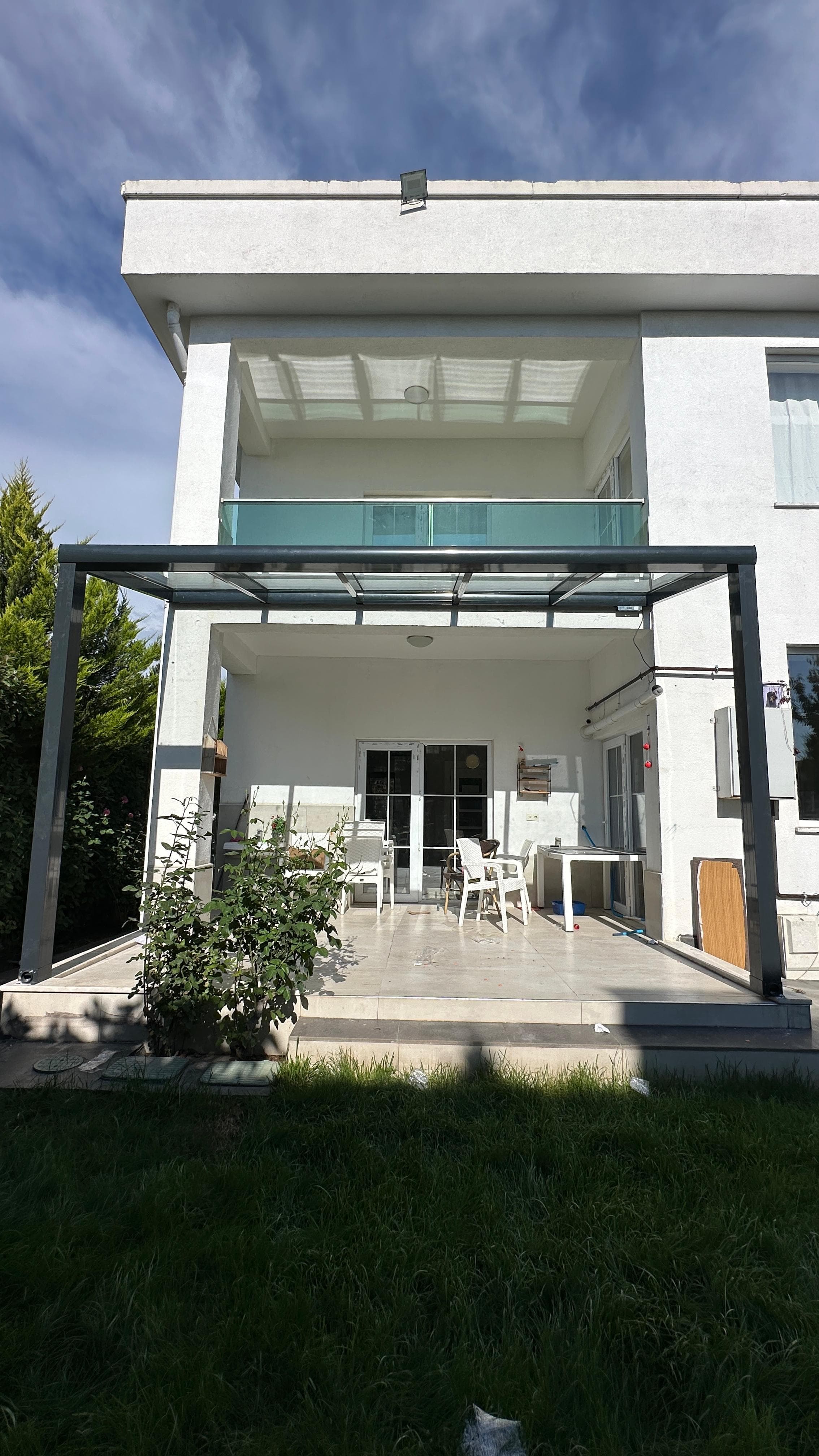 Villa terasında cam çatı, veranda kapatma ve cam korkuluk uygulaması