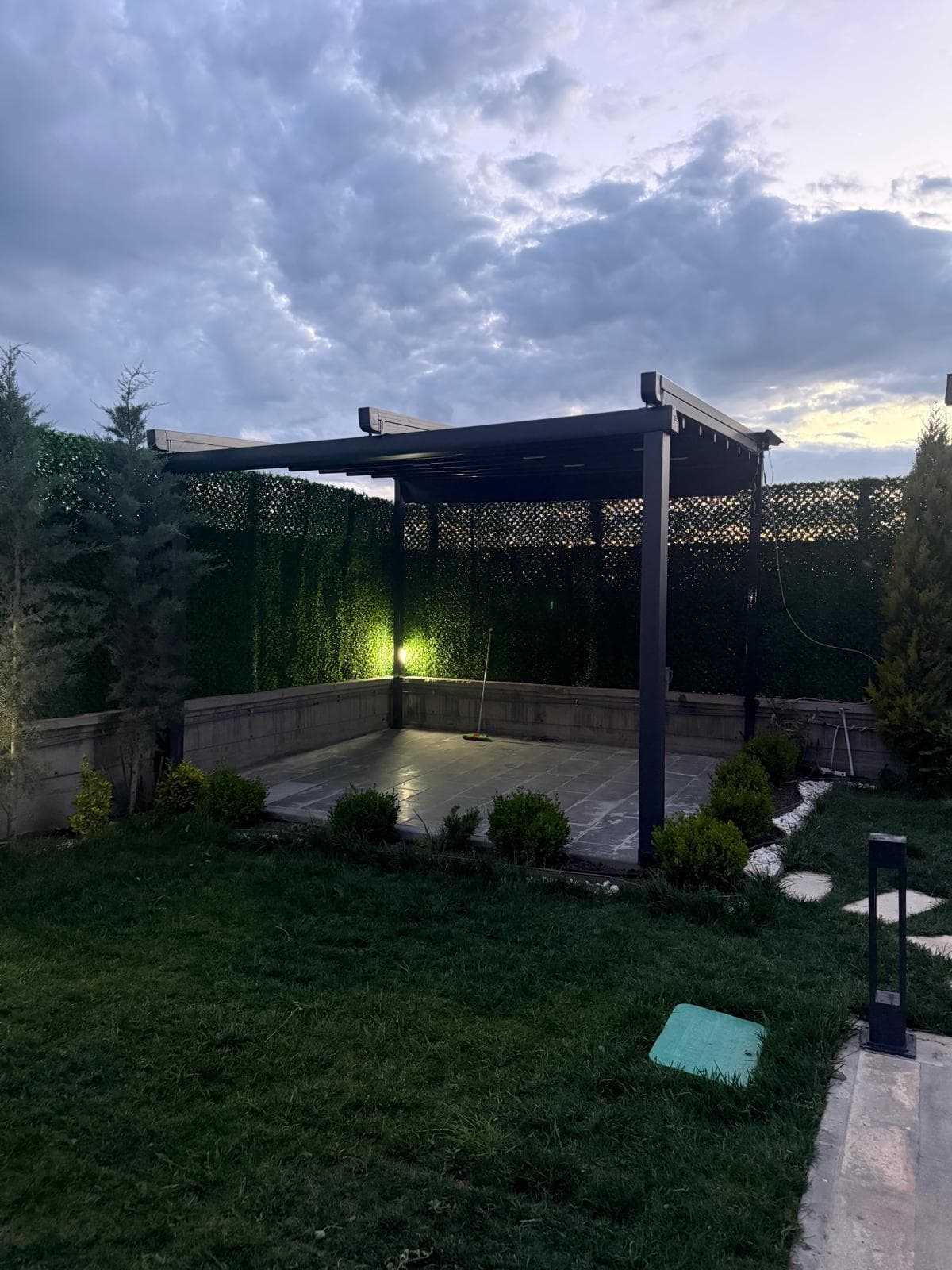 CSM biyoklimatik pergola, akşam aydınlatması ve dramatik gökyüzü