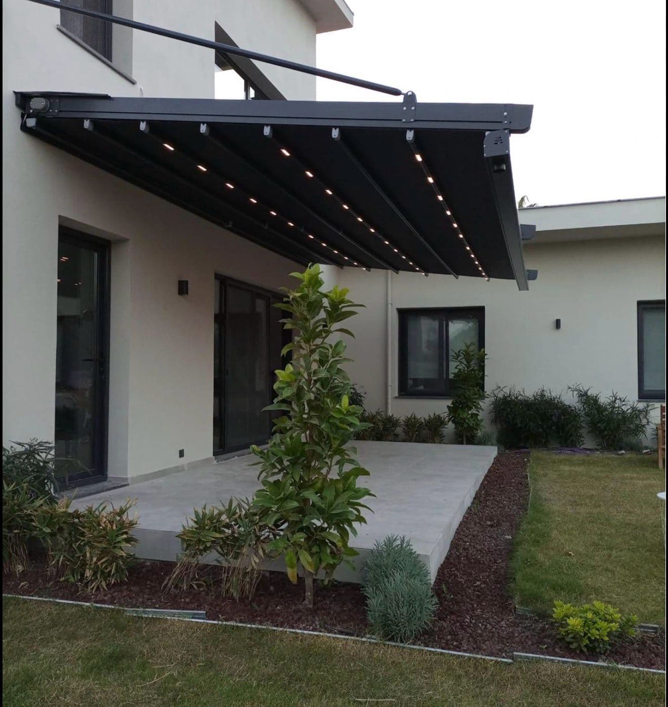 CSM LED aydınlatmalı mafsallı tente, modern villa cephesinde alaca karanlık