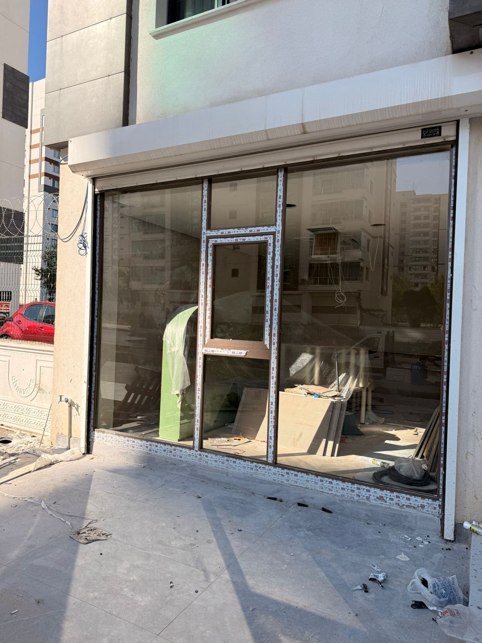 İş yeri sokak cephesi cam sistemi, dükkân girişi