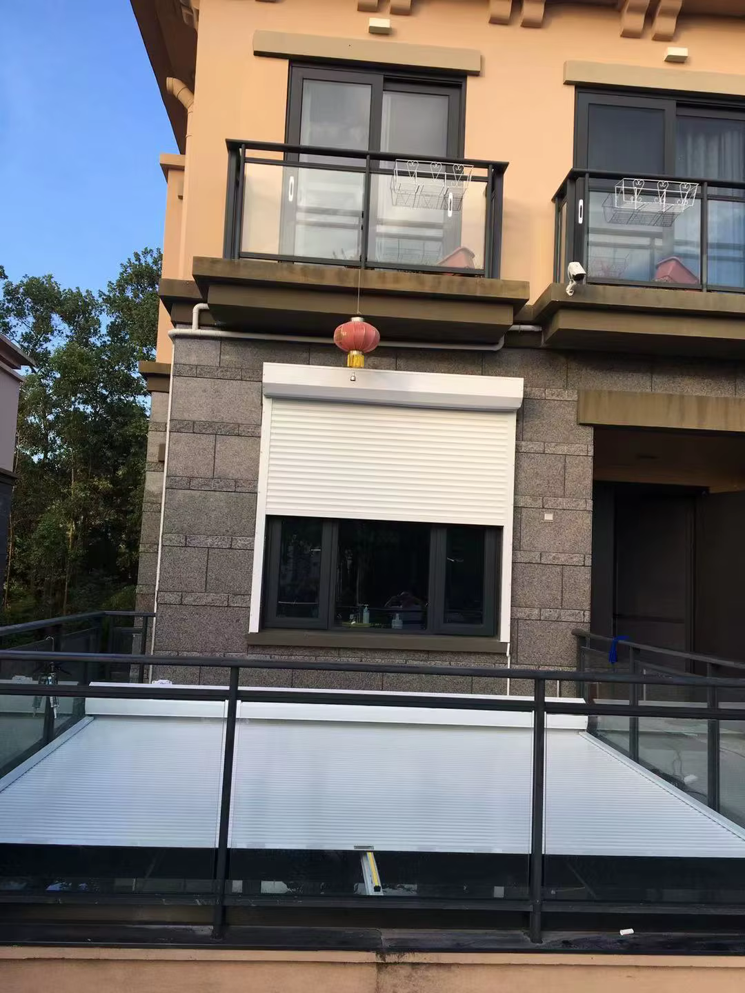 Alüminyum panjur uygulaması, ısı ve güneş kontrolü
