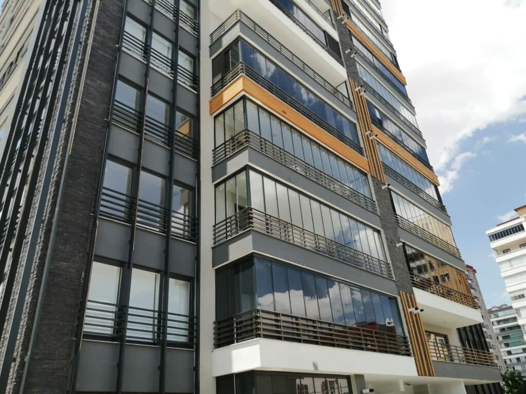 Cam balkon kapatma uygulaması, antrasit profil, teras