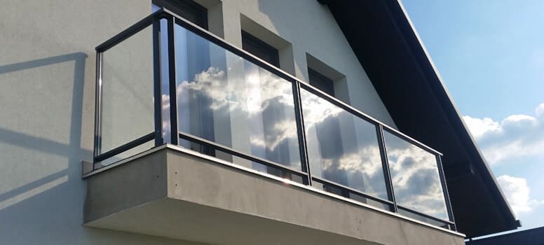 Cam balkon korkuluğu uygulaması, camlı küpeşte ve alüminyum tutucu