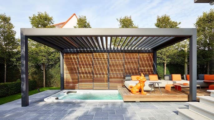 Bahçede biyoklimatik pergola uygulaması, ayarlanabilir lamelli tavan