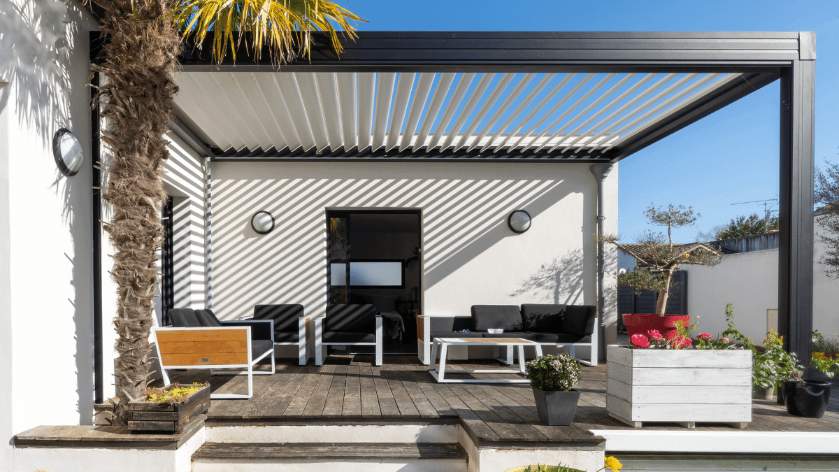Teras üzerinde biyoklimatik pergola uygulaması, lamelli gölge
